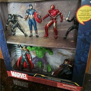 DISNEY PARKS MARVEL THE AVENGERS FIGURINE PLAYSET TOY NEW WITH BOX